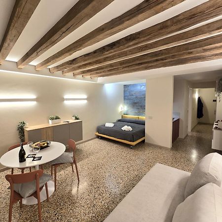 Cozy Studio With Canal View Venedig Exteriör bild