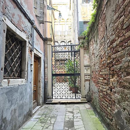 Cozy Studio With Canal View Venedig Exteriör bild