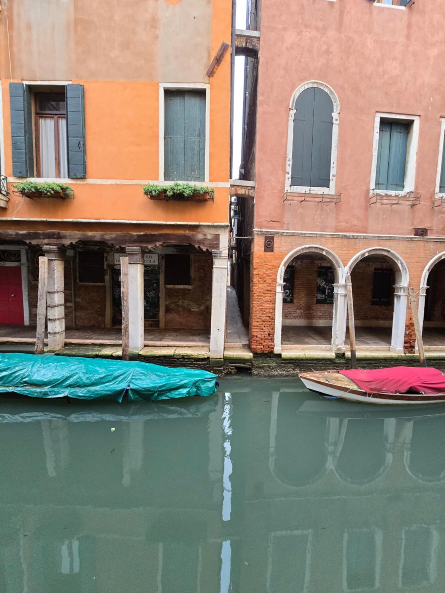 Cozy Studio With Canal View Venedig Exteriör bild