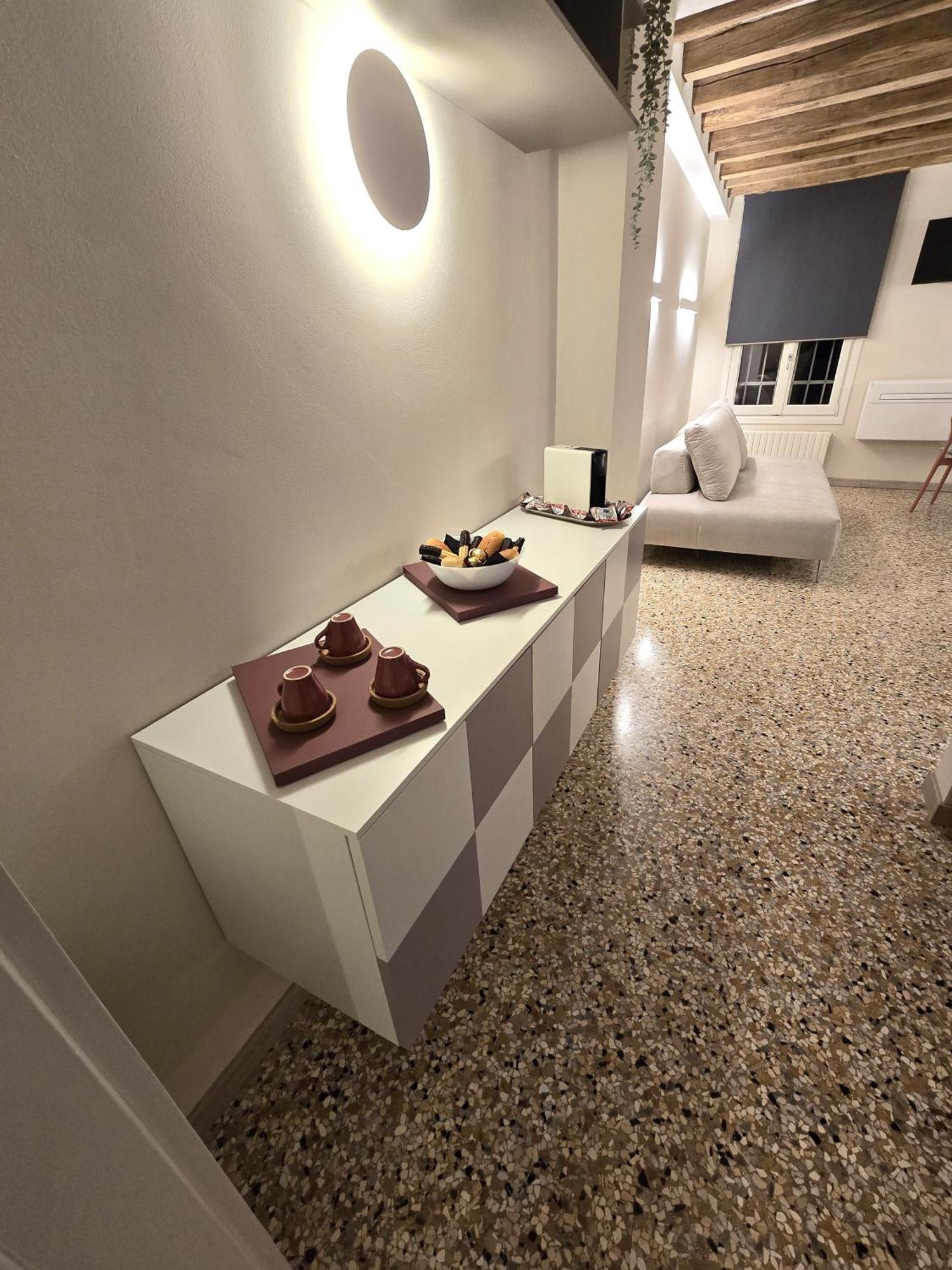Cozy Studio With Canal View Venedig Exteriör bild
