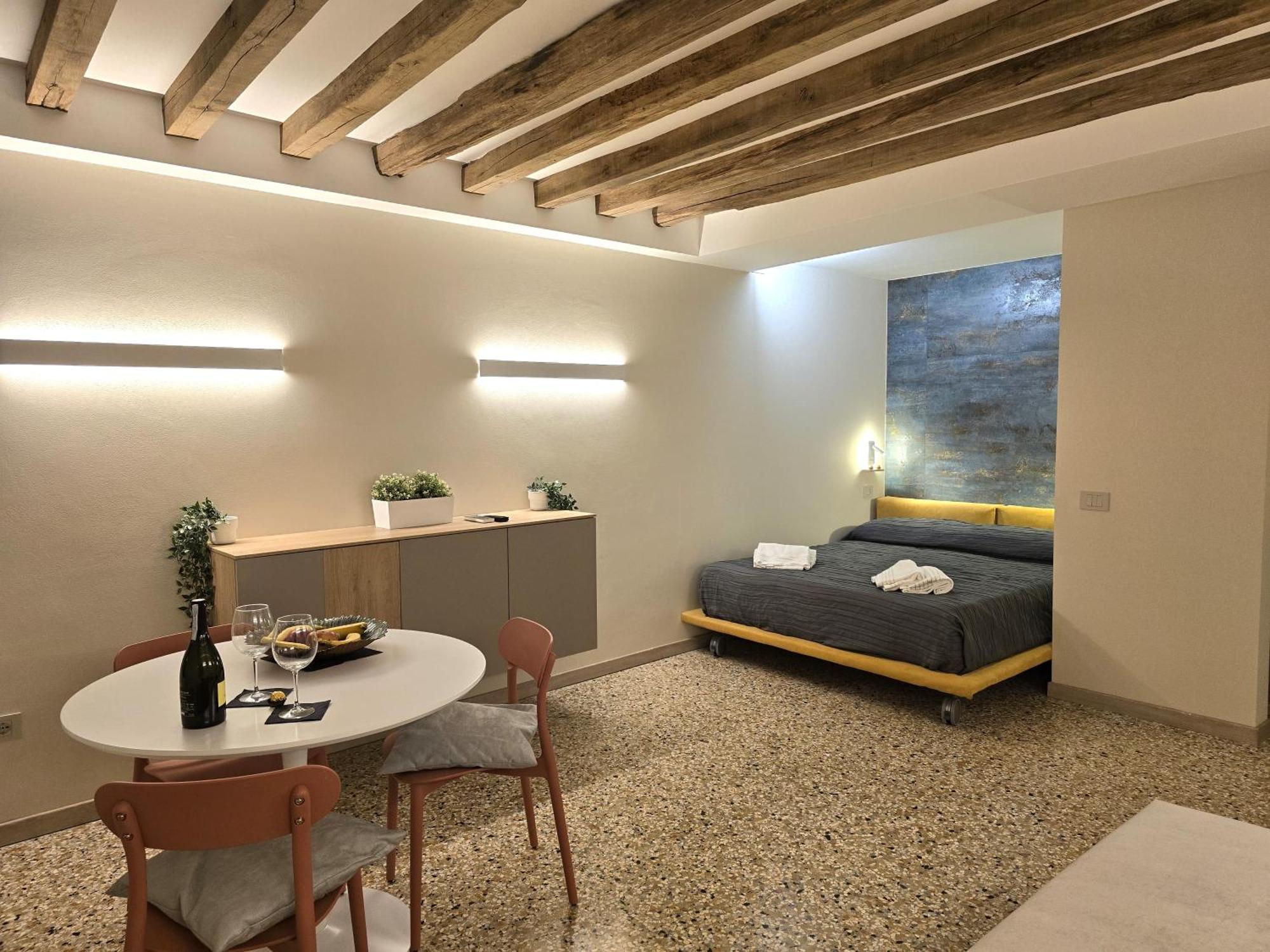 Cozy Studio With Canal View Venedig Exteriör bild