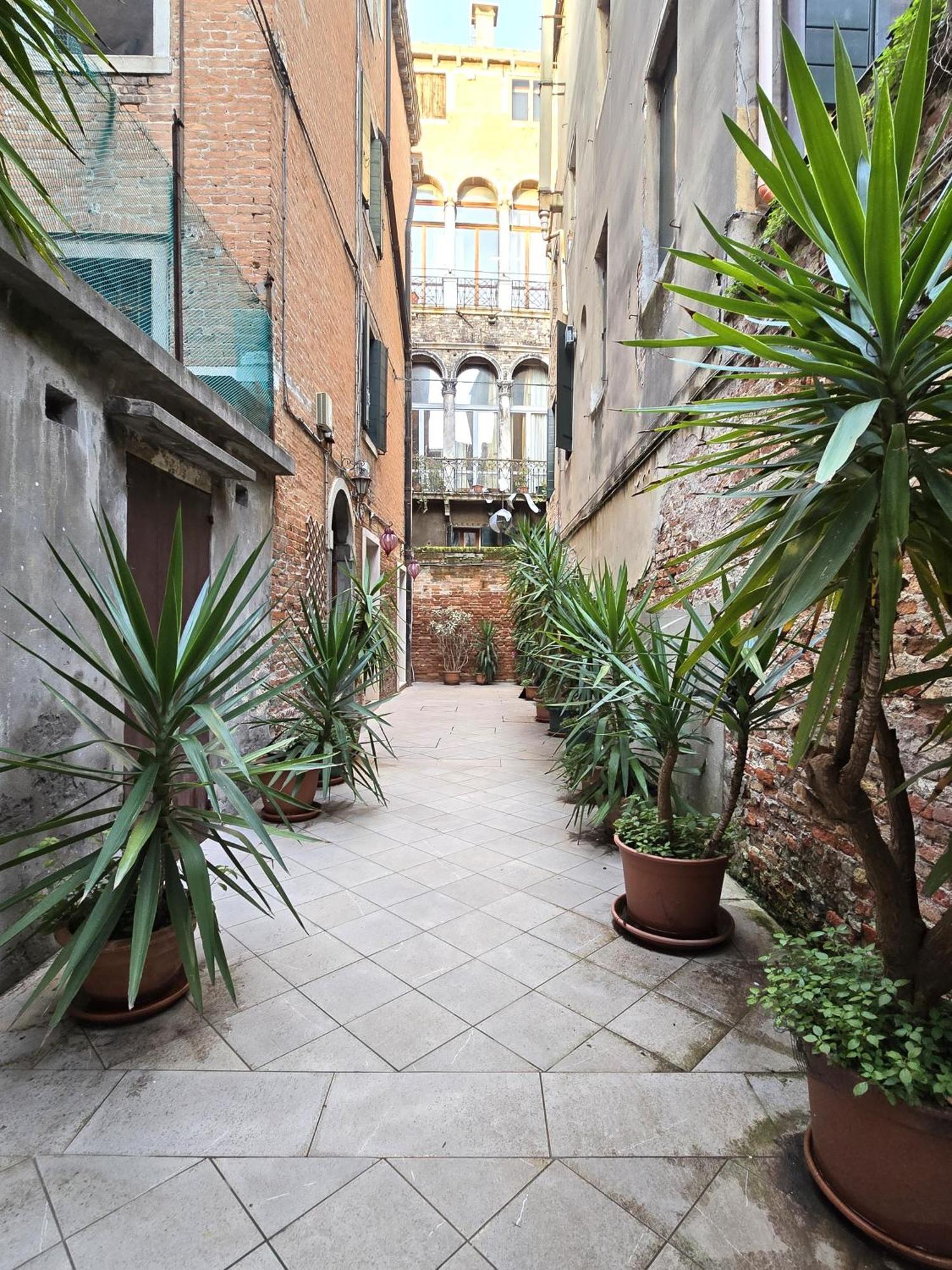 Cozy Studio With Canal View Venedig Exteriör bild