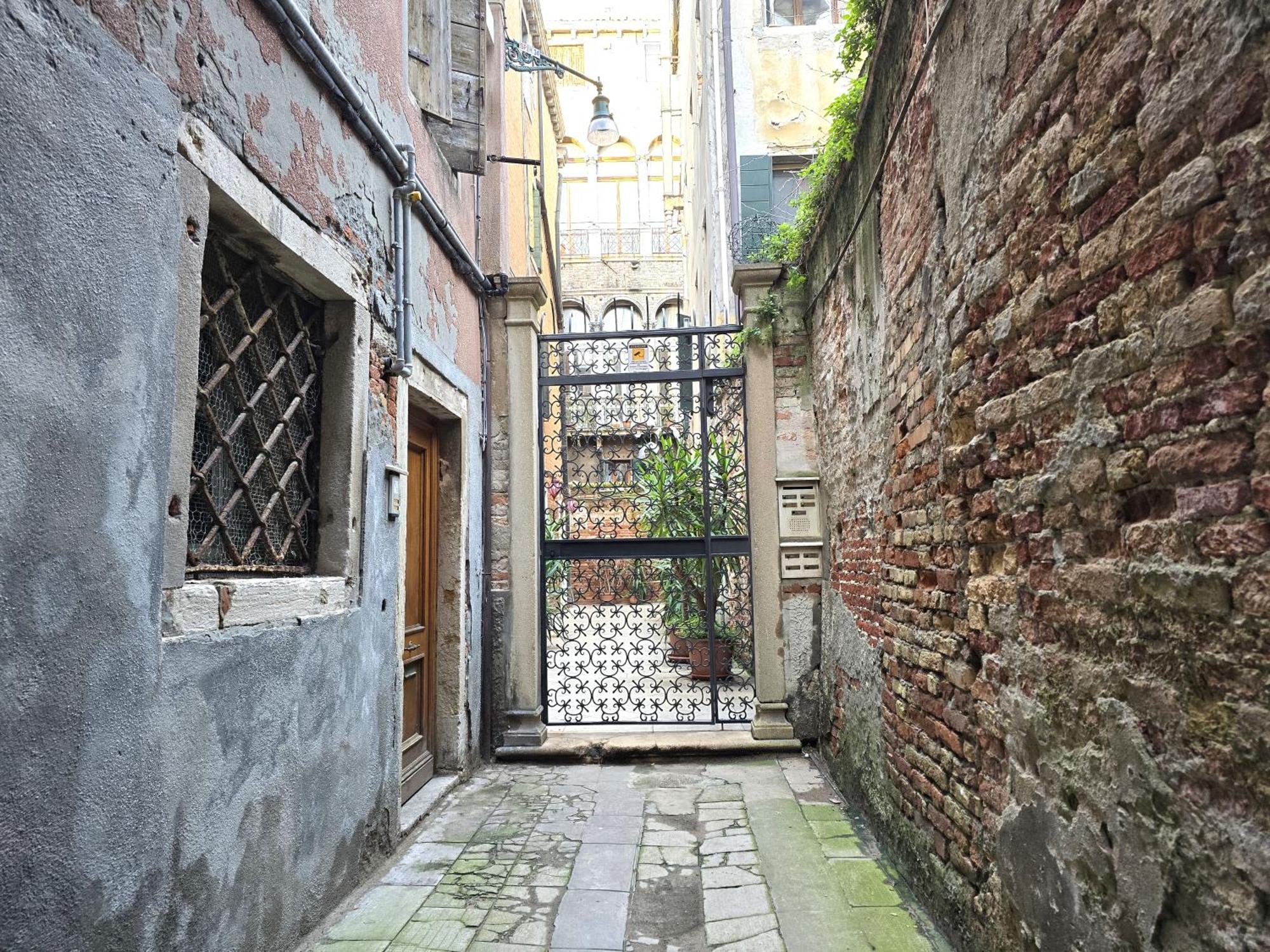 Cozy Studio With Canal View Venedig Exteriör bild