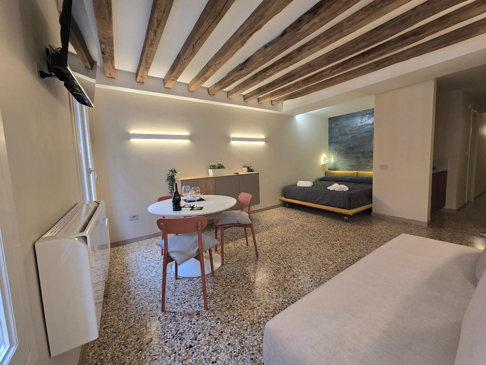 Cozy Studio With Canal View Venedig Exteriör bild