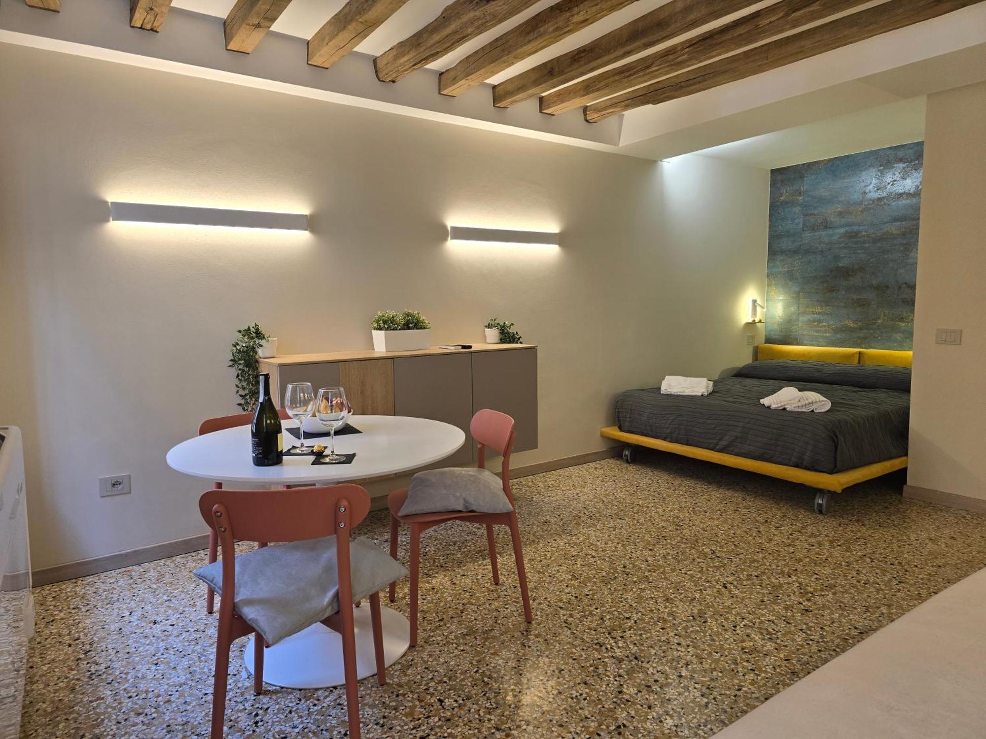 Cozy Studio With Canal View Venedig Exteriör bild