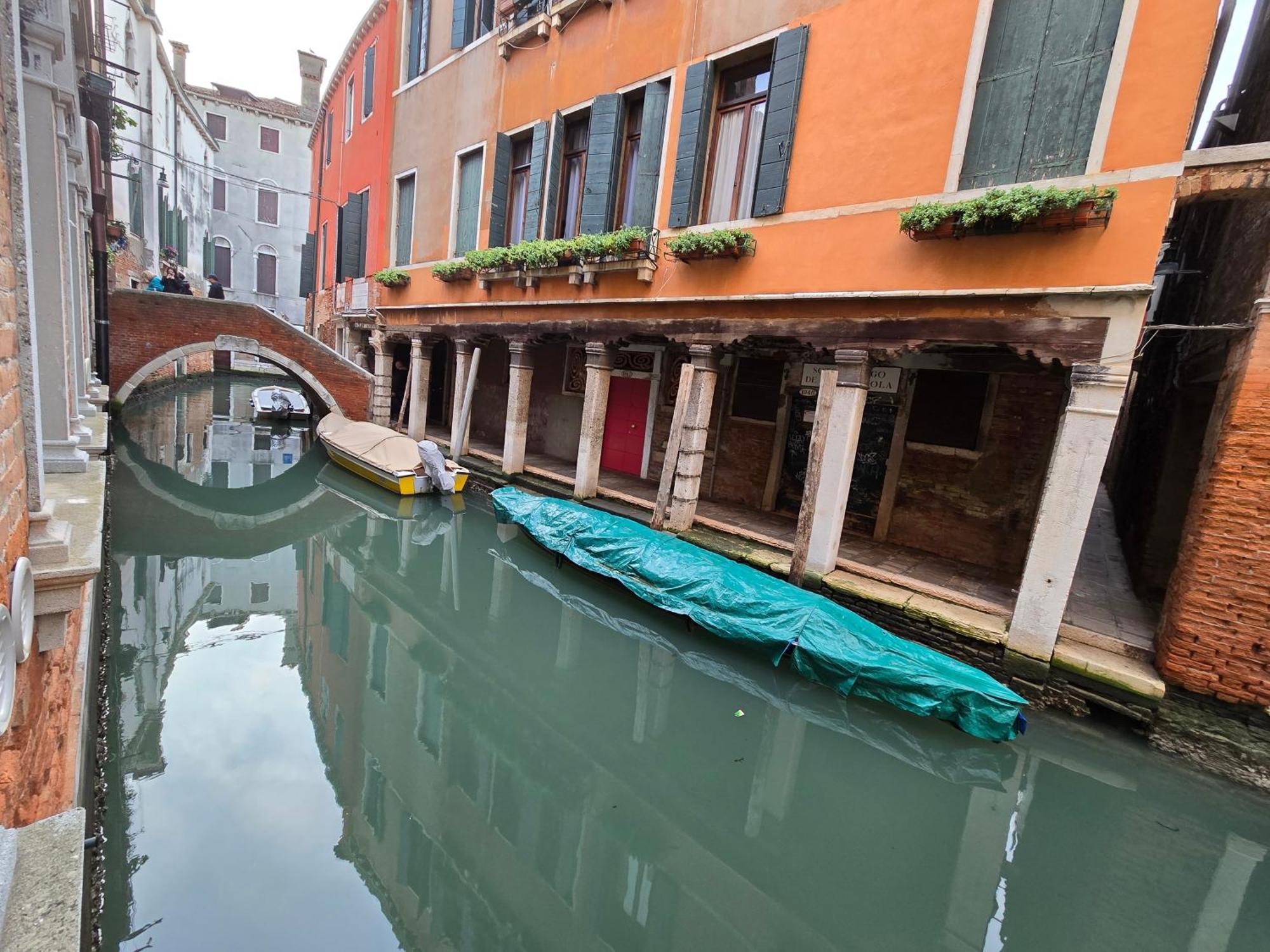 Cozy Studio With Canal View Venedig Exteriör bild