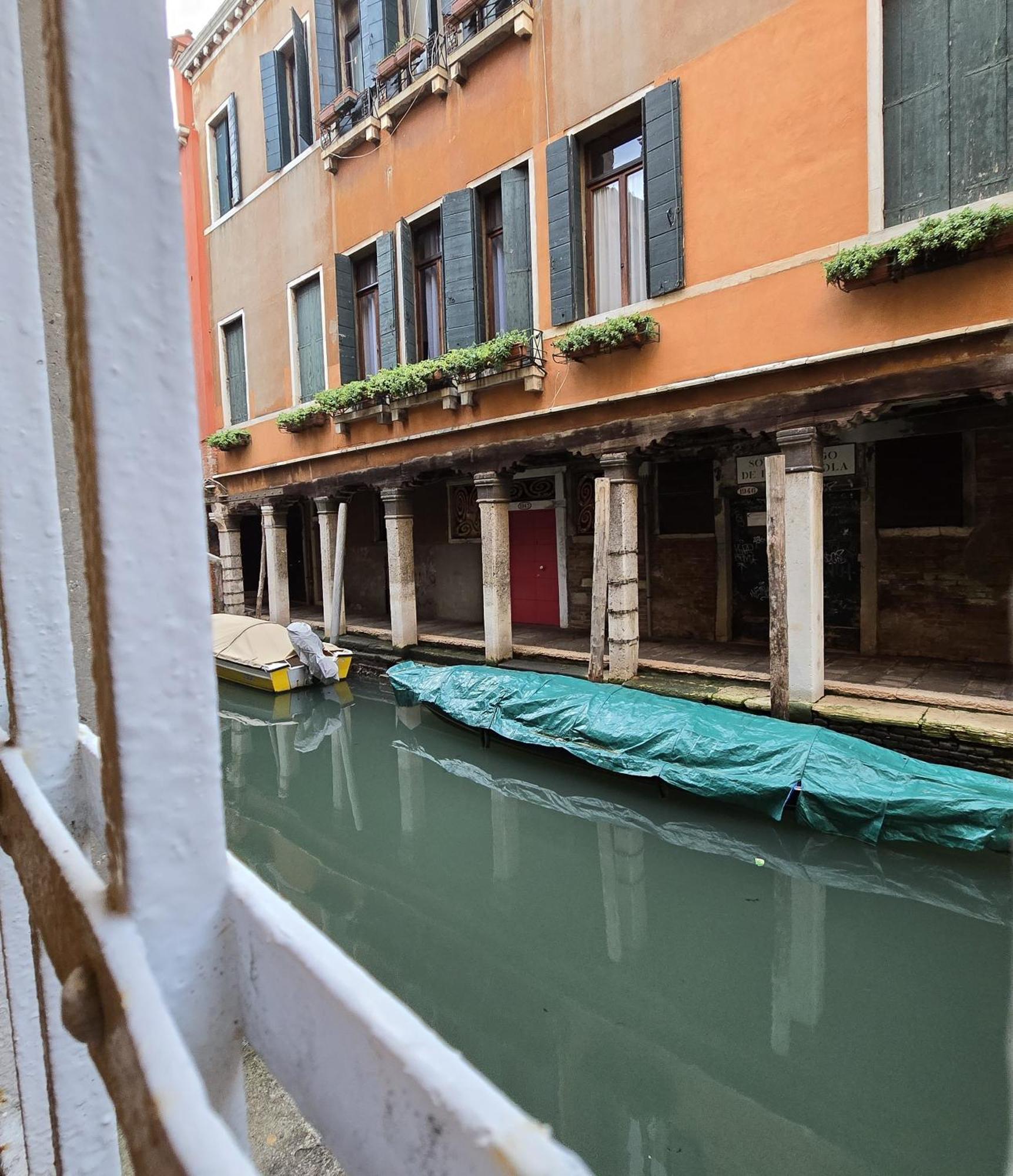 Cozy Studio With Canal View Venedig Exteriör bild
