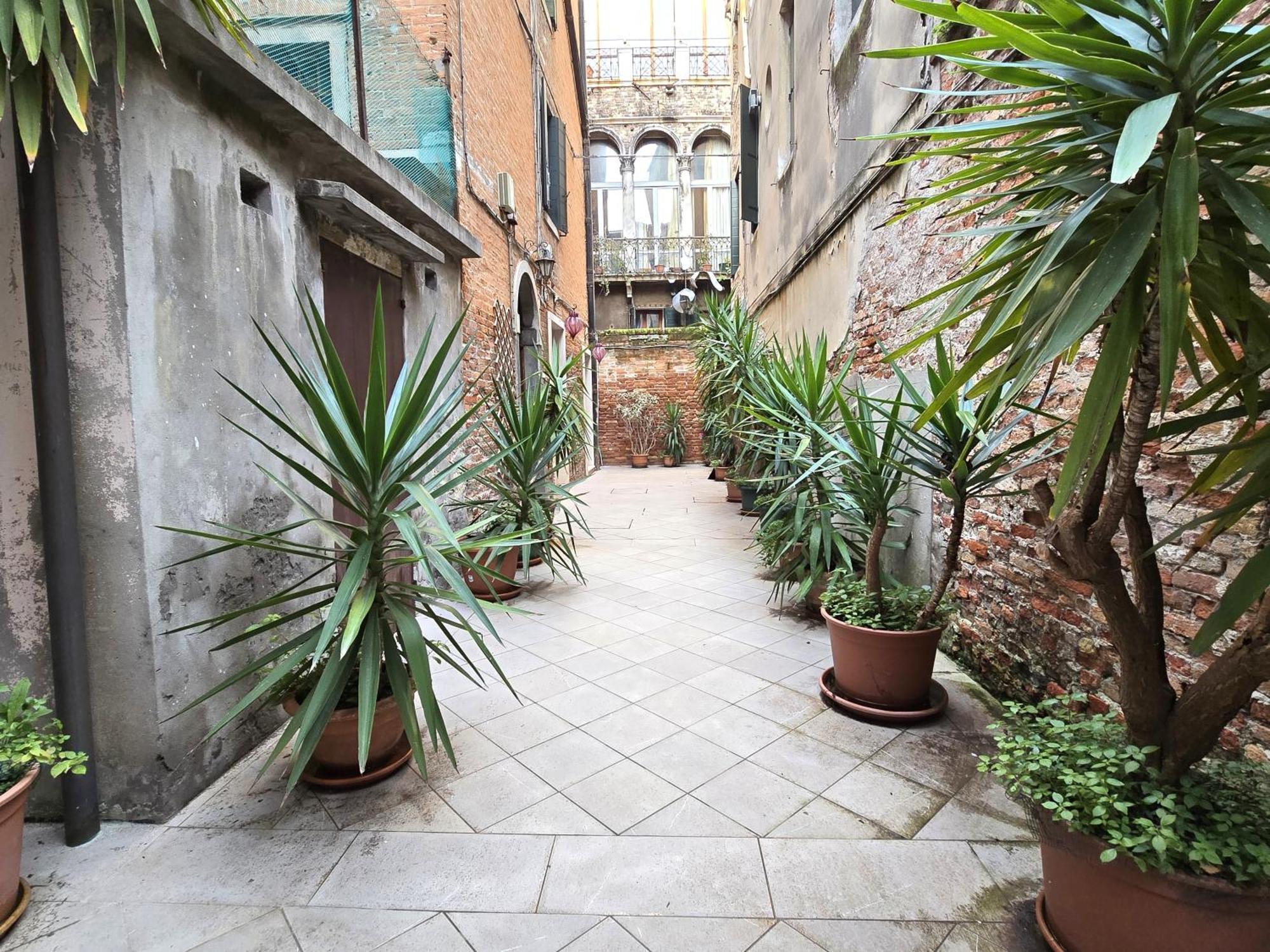 Cozy Studio With Canal View Venedig Exteriör bild